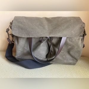 Filson green, travel/lap top bag
No wear, like new style 70140 0414 P28876